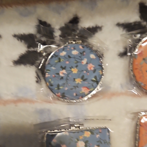 Floral Patterned Compact Mirrors - Picture 4 of 5